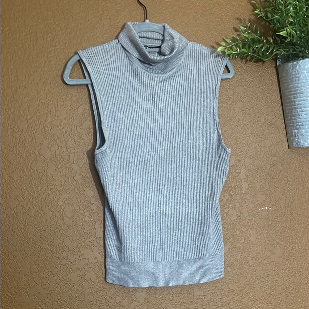 Cable & Gauge Gray Sleeveless Turtleneck Blouse